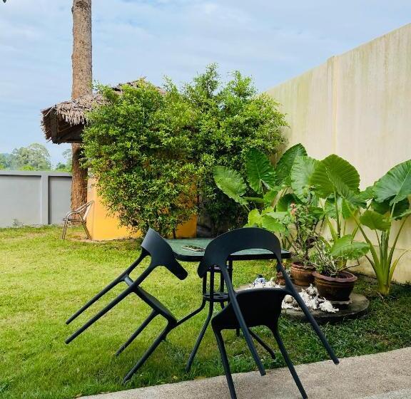 Люкс Вид на Бассейн, Khanom Garden Suite