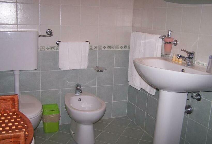 اتاق استاندارد سه تخته با چشمانداز باغ, Mariposa Bed And Breakfast