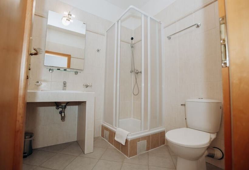 Habitación Triple Estándar, Alton