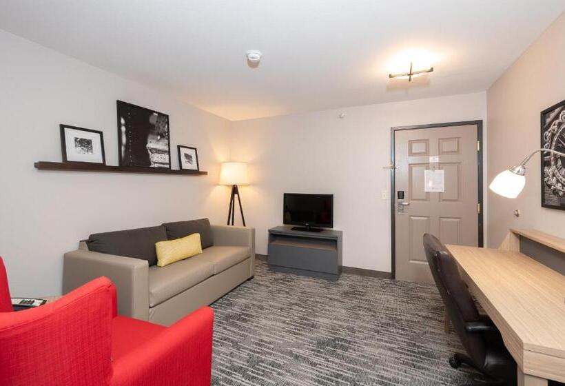 מיטת קינג בסוויטה, Country Inn & Suites By Radisson, Bloomingtonnormal Airport, Il