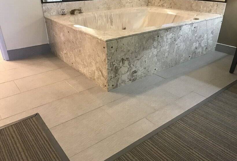 带按摩浴盆的套房, Country Inn & Suites By Radisson, Milwaukee Airport, Wi