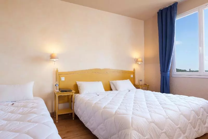 Superior Triple Room, Logis Vignes Blanches Hôtel Cosy Et Restaurant De Terroir