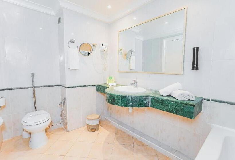 اتاق خانوادگی با چشمانداز باغ, Marhaba Salem