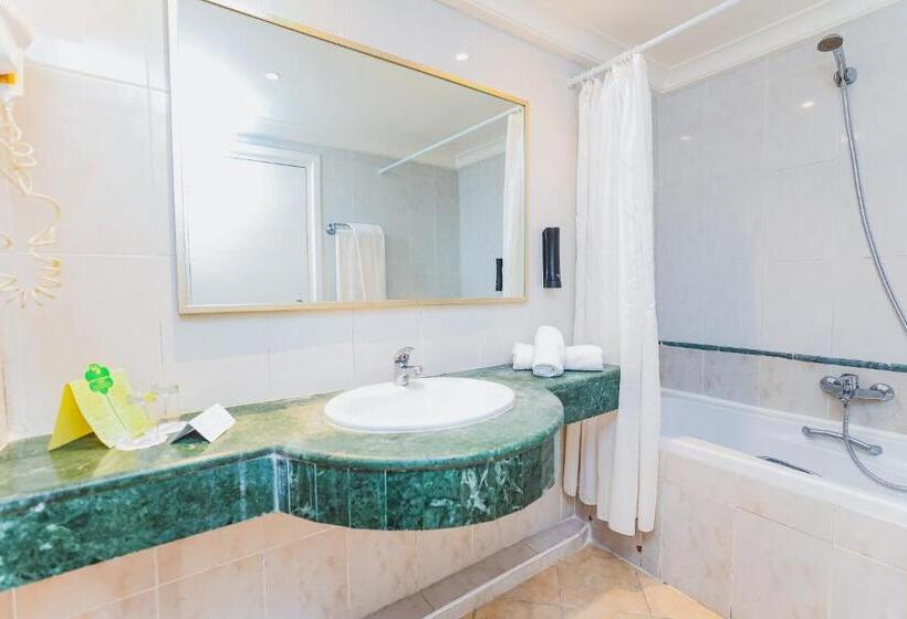 اتاق خانوادگی با چشمانداز باغ, Marhaba Salem