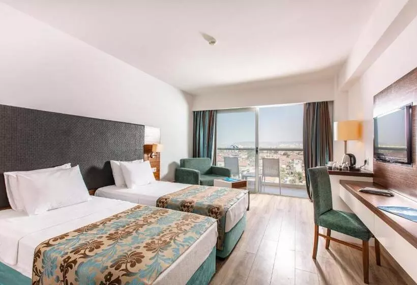 Standard Kolmen Hengen Huone, Palm Wings Beach Resort & Spa Kusadasi All Inclusive