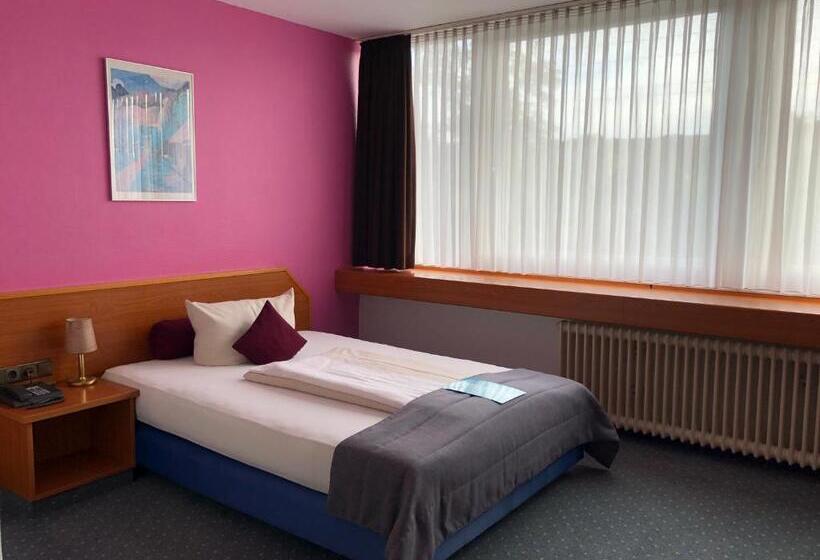 غرفة قياسية فردية, Servatius