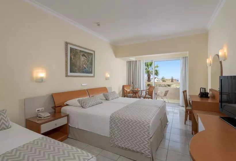 اتاق خانوادگی با چشم‌انداز باغ, Sun Beach Resort