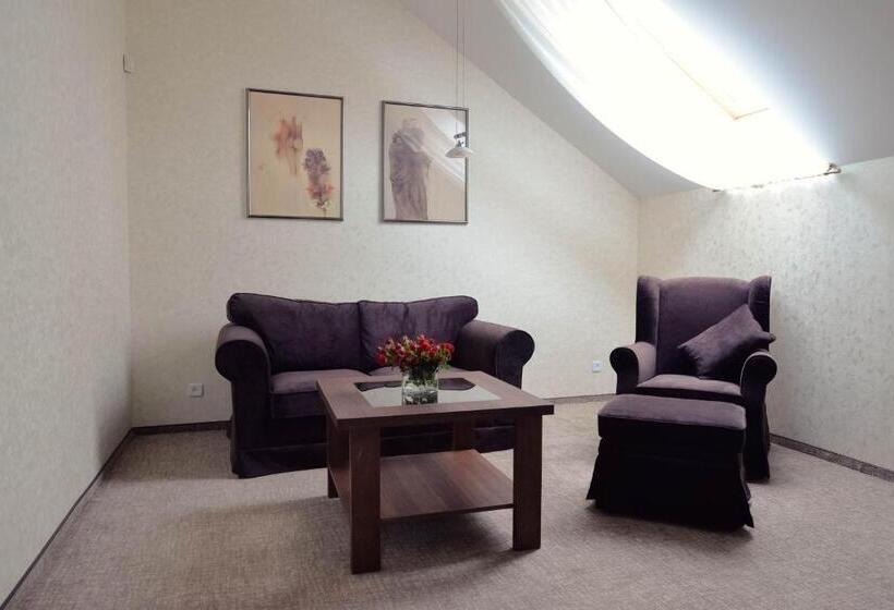 اتاق لوکس, šaulys