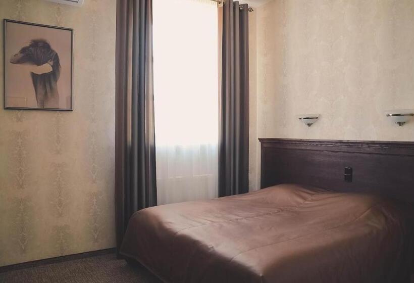 اتاق لوکس, šaulys