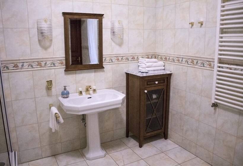 سوییت لوکس, Apart Hotel Queen Margo