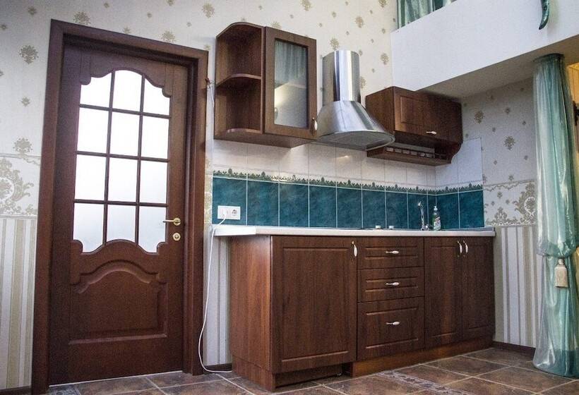 سوییت لوکس, Apart Hotel Queen Margo