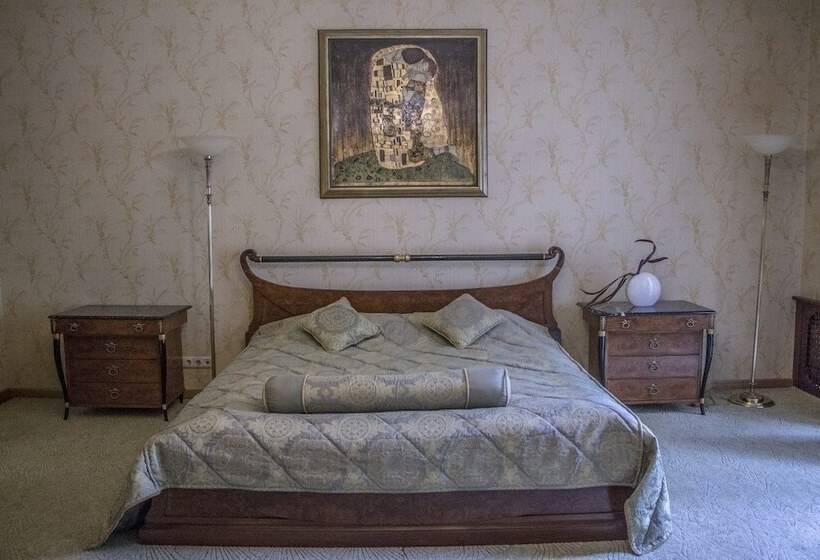 سوییت لوکس, Apart Hotel Queen Margo