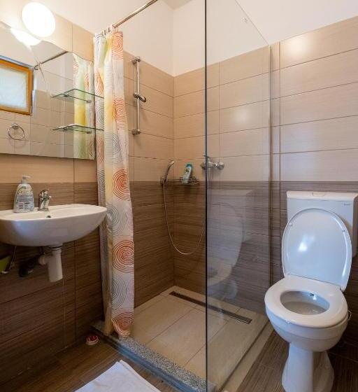 اتاق لوکس سه تخته, Guesthouse Rose