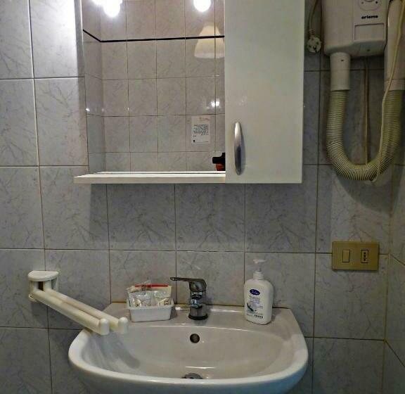 اتاق استاندارد با سرویس بهداشتی مشترک, Affittacamere Arancio