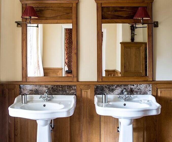 جناح جونيور, Chateau Des Briottieres