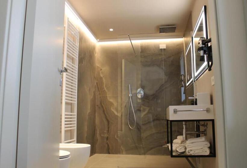 Suite with lake view, Cristal