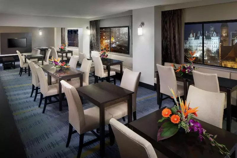 اتاق اجرایی با تخت بزرگ, Hilton Albany