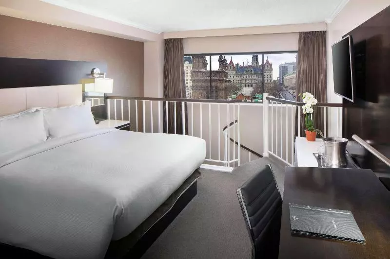 سوئیت اجرایی با تخت کینگ, Hilton Albany