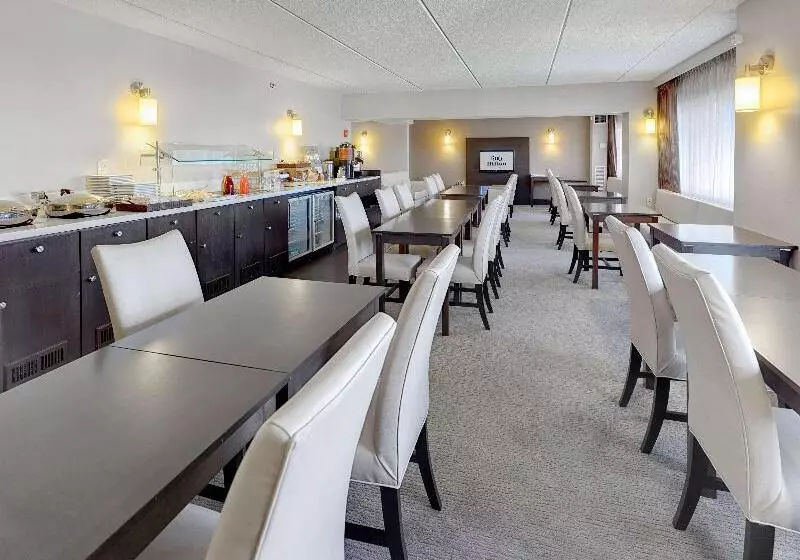 سوئیت اجرایی با تخت کینگ, Hilton Albany