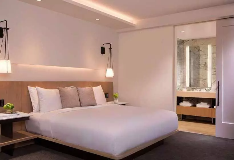 سوئیت با تخت بزرگ, Hilton Albany