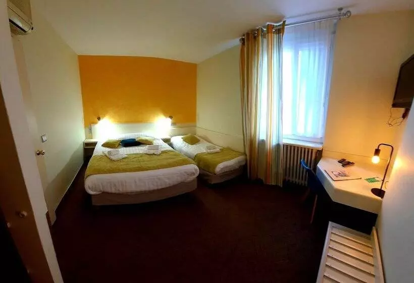 スタンダードトリプルルーム, Logis Hôtels Hôtel Et Restaurant Le Lion D Or