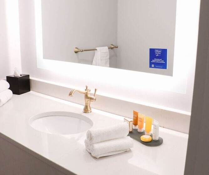 غرفة قياسية سرير مزدوج, The St. James