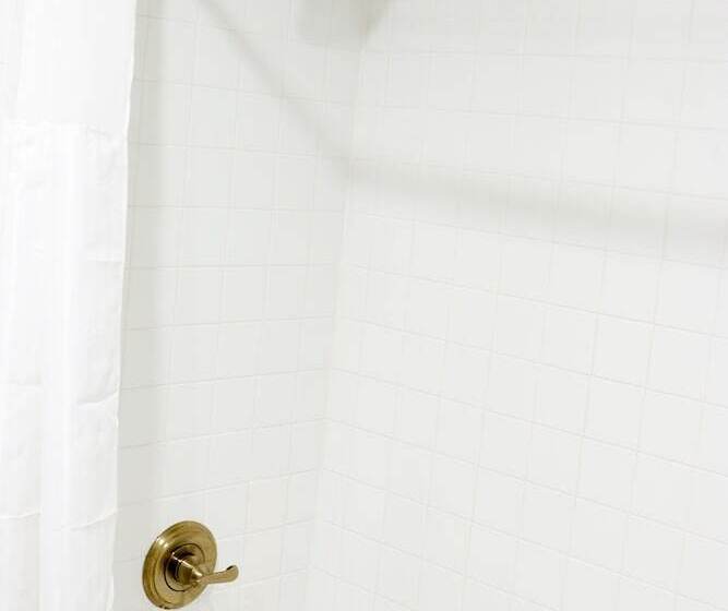 غرفة قياسية سرير مزدوج, The St. James