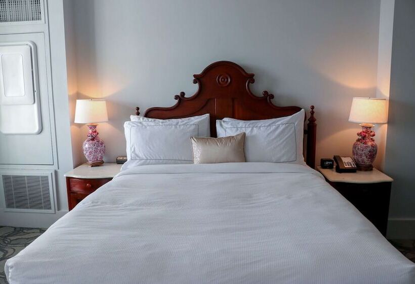 غرفة قياسية سرير مزدوج, The St. James