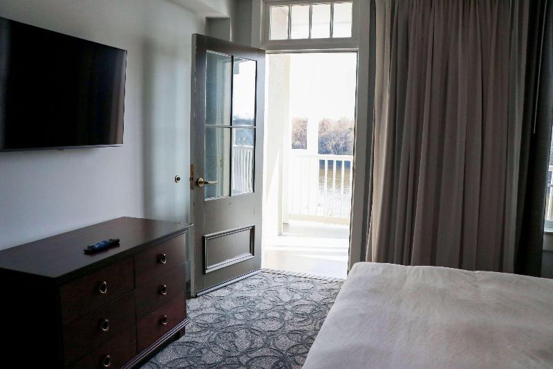 غرفة قياسية مطلّة علي النهر, The St. James