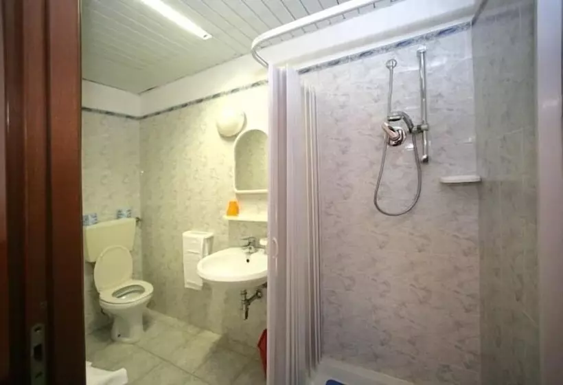 اتاق اکونومی, Assarotti
