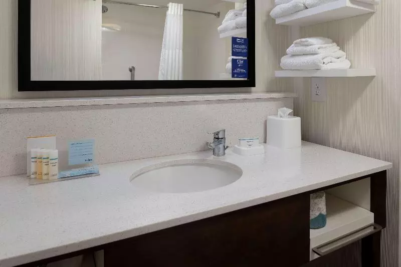 キングサイズベッドのスタンダードルーム, Hampton Inn Columbia