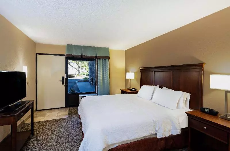 キングサイズベッドのスタンダードルーム, Hampton Inn Gainesville