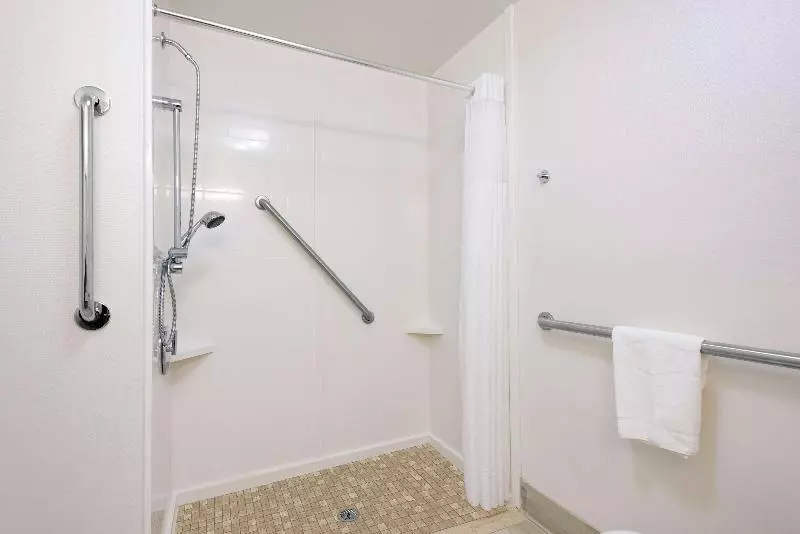 キングサイズベッドのスタンダードルーム, Hampton Inn Mount Airy