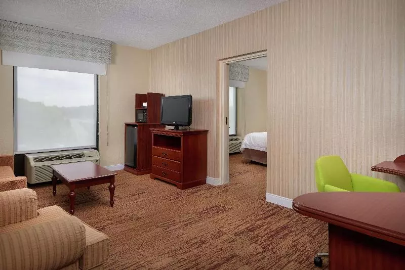 キングサイズベッドのスイートルーム, Hampton Inn Shrewsbury