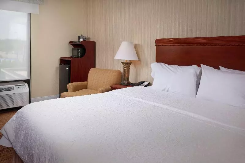 キングサイズベッドのスタンダードルーム, Hampton Inn Shrewsbury
