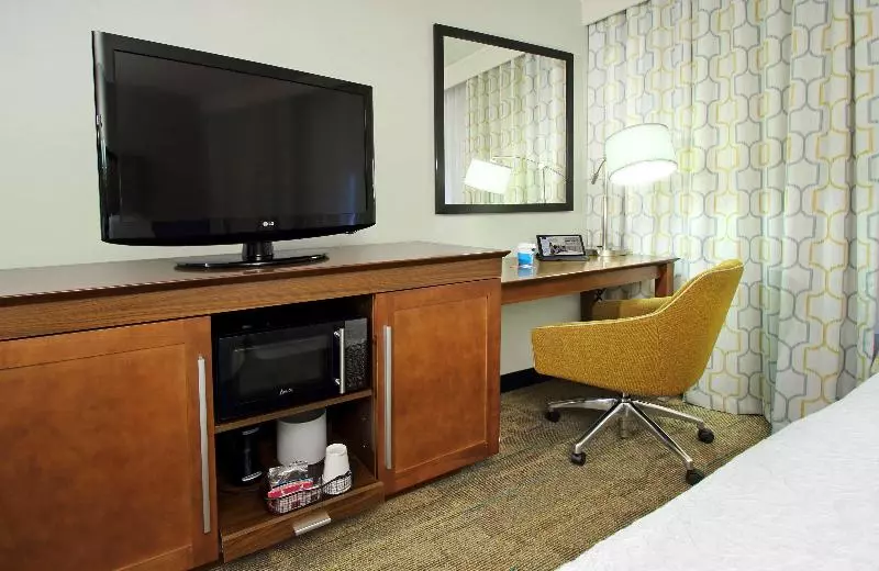 キングサイズベッドのスタンダードルーム, Hampton Inn & Suites Columbus Hilliard