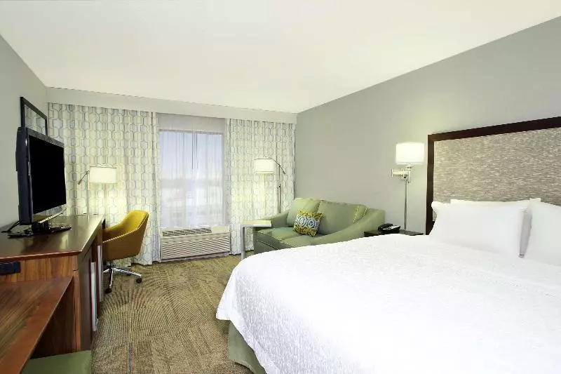 キングサイズベッドのスタンダードルーム, Hampton Inn & Suites Columbus Hilliard