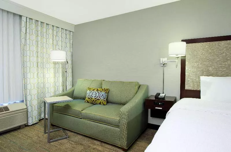 キングサイズベッドのスタンダードルーム, Hampton Inn & Suites Columbus Hilliard