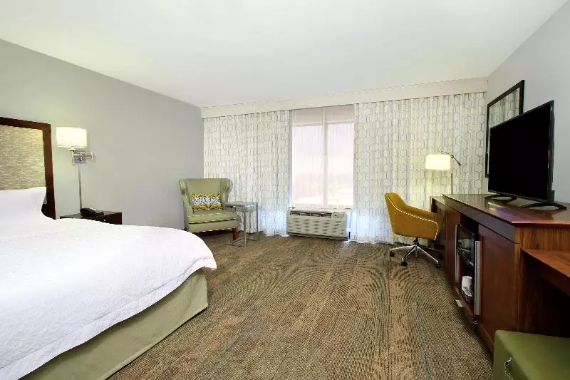 キングサイズベッドのスタンダードルーム, Hampton Inn & Suites Columbus Hilliard