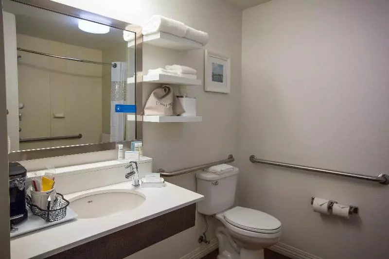 キングサイズベッドのスタンダードルーム, Hampton Inn Washington