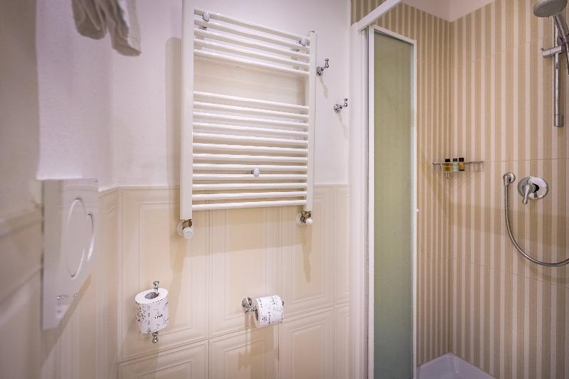 اتاق اکونومی, Ungherese Small Luxury