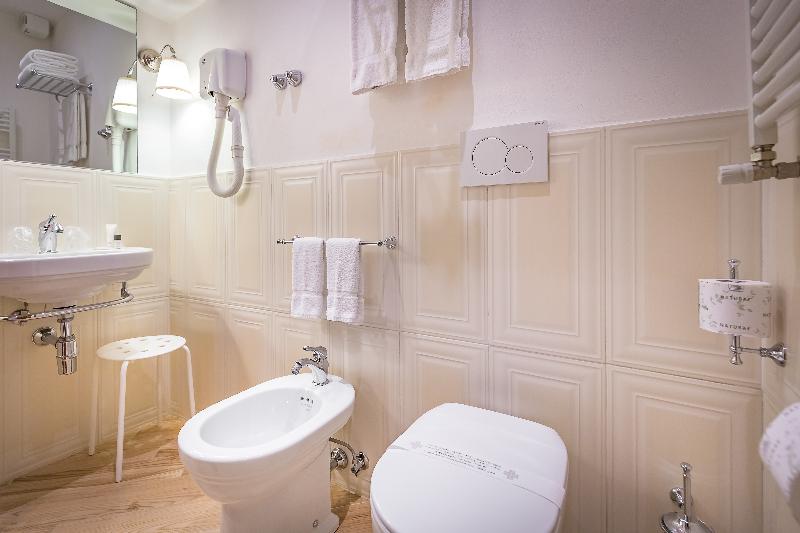 اتاق اکونومی, Ungherese Small Luxury