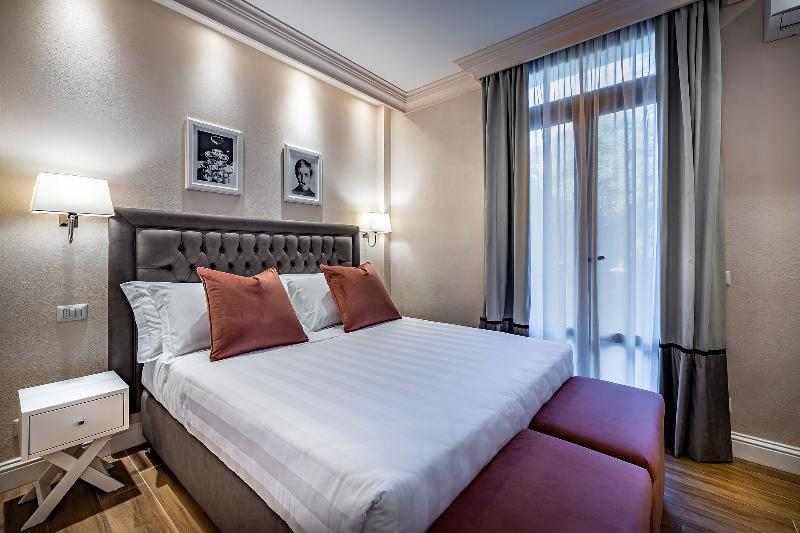 اتاق اکونومی, Ungherese Small Luxury