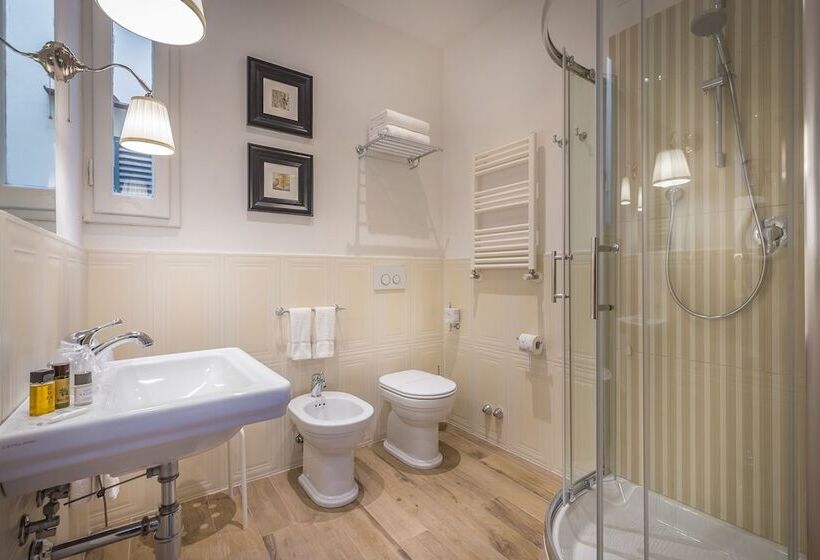 اتاق اکونومی, Ungherese Small Luxury