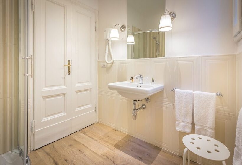 اتاق اکونومی, Ungherese Small Luxury