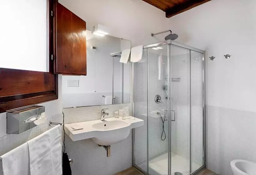 اتاق استاندارد سه نفره, Villa Mediterranea