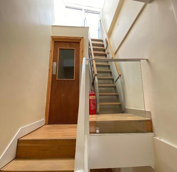 إستوديو قياسى, Seven Dials Studio