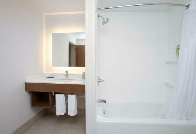 适合残疾人士使用的带超级大床的标准间, Holiday Inn Express & Suites   Goodland I 70, An Ihg