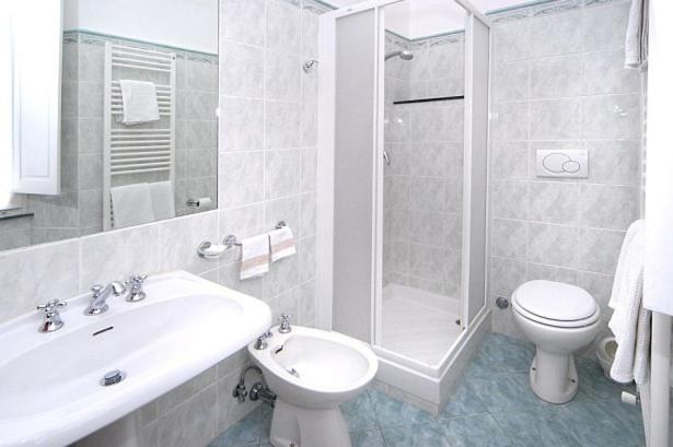 غرفة قياسية ثلاثية, Palace