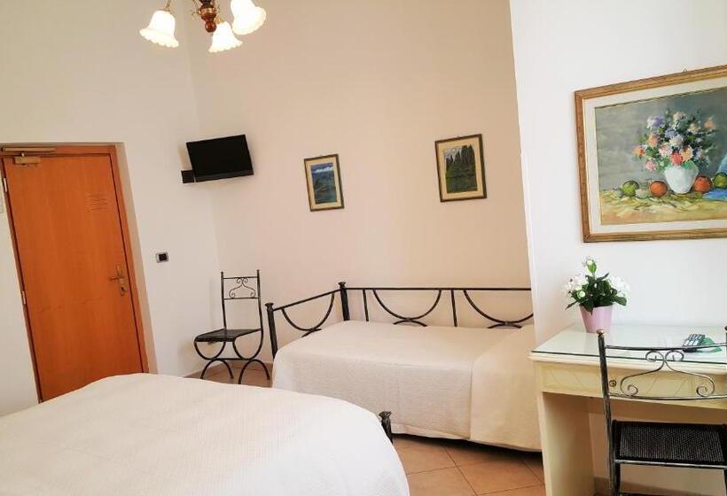 غرفة قياسية ثلاثية, Palace